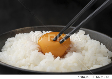 卵かけご飯 箸でご飯を持ち上げる 箸で黄身を潰す 卵かけご飯 箸でご飯を持ち上げる 箸で黄身を潰す 116695248