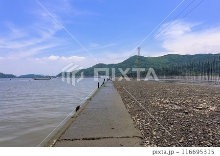海の中へひたすらつづく道から観える風景 観光スポット 長部田海床路(ながべたかいしょうろ)宇土市住吉 海の中へひたすらつづく道から観える風景 観光スポット 長部田海床路(ながべたかいしょうろ)宇土市住吉 116695315