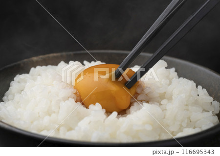 卵かけご飯　箸でご飯を持ち上げる　箸で黄身を潰す 116695343