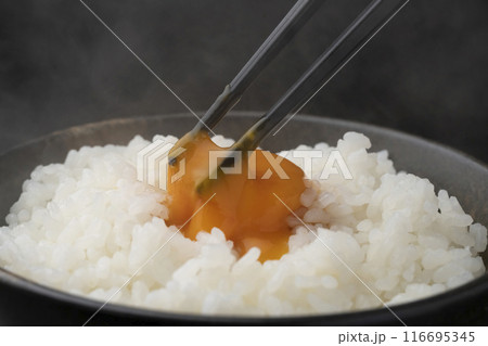 卵かけご飯　箸でご飯を持ち上げる　箸で黄身を潰す 116695345