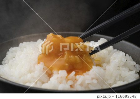 卵かけご飯 箸でご飯を持ち上げる 箸で黄身を潰す 卵かけご飯 箸でご飯を持ち上げる 箸で黄身を潰す 116695348
