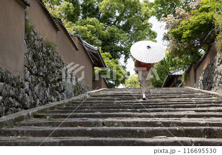勘定場の坂を上る着物の女性(後ろ姿) 勘定場の坂を上る着物の女性(後ろ姿) 116695530