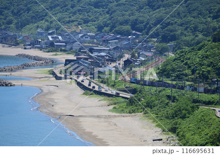 日本海の海岸線を走る貨物列車 116695631