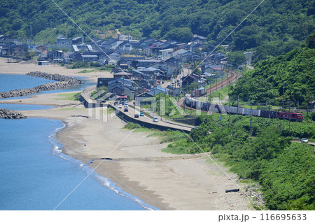 海岸線を走る貨物列車 116695633