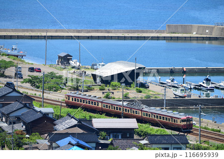 有間川の漁港とえちごトキめき鉄道観光急行 116695939