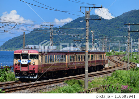 米山と海を背景に走るえちごトキめき鉄道観光急行 116695941