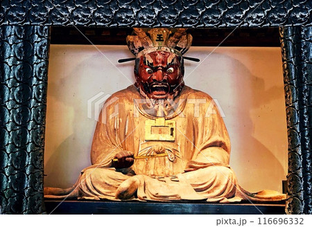 円応寺の閻魔大王:恐怖と荘厳さの象徴 円応寺の閻魔大王:恐怖と荘厳さの象徴 116696332
