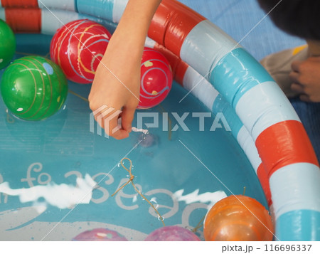 ヨーヨー釣りをする子供の手 116696337