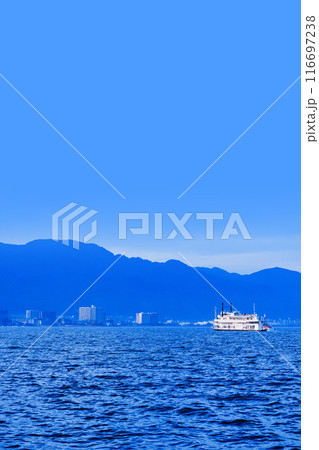 ミシガン は 琵琶湖汽船 が運航する 琵琶湖 大津港 を拠点とする 旅客船 【 滋賀県 の 観光 】 116697238
