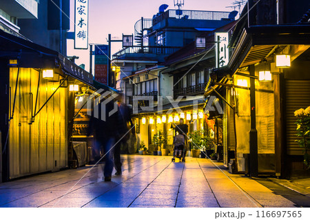 柴又参道の夜 116697565