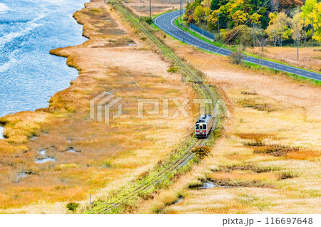 北海道 花咲線 秋色の別寒辺牛湿原を行く列車 北海道 花咲線 秋色の別寒辺牛湿原を行く列車 116697648