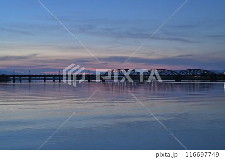 朝の河川敷にて 朝の河川敷にて 116697749