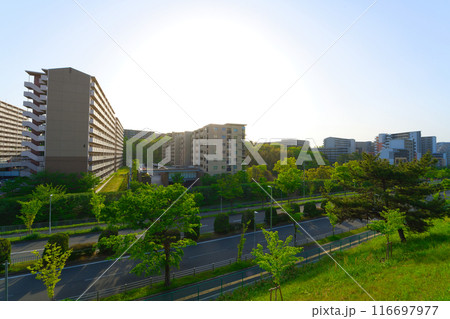 【大阪府】4月・千里ニュータウン藤白台、北千里駅前の街風景 116697977