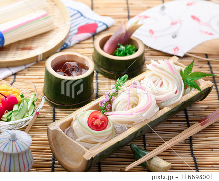 天然の竹の器に盛り付けた冷や麦 116698001