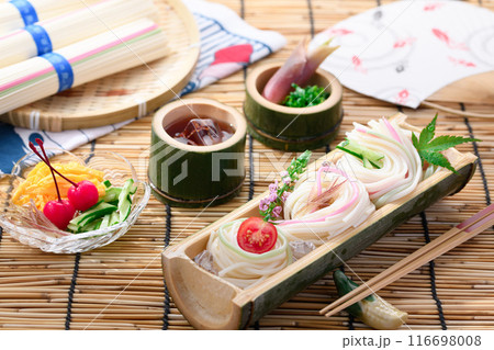 天然の竹の器に盛り付けた冷や麦 116698008