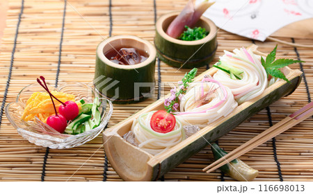 天然の竹の器に盛り付けた冷や麦 116698013