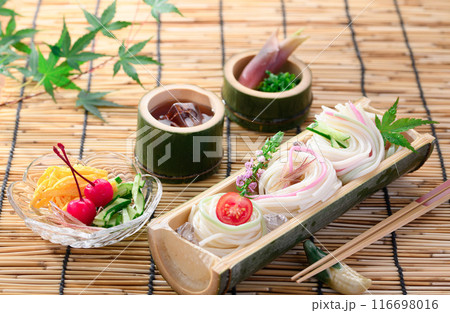 天然の竹の器に盛り付けた冷や麦 116698016