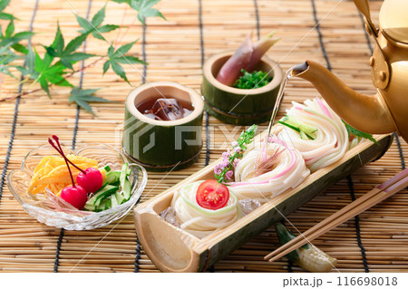 天然の竹の器に盛り付けた冷や麦 116698018