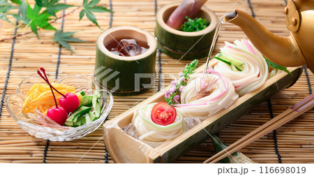 天然の竹の器に盛り付けた冷や麦 116698019