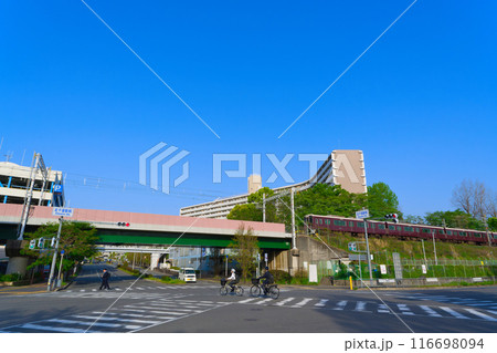 【大阪府】4月・北千里駅前の街風景 116698094