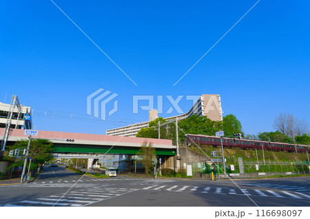 【大阪府】4月・北千里駅前の街風景 116698097