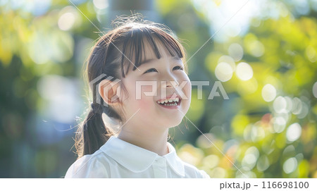 緑の中で笑う女の子　キッズ　子供　Generative AI 116698100