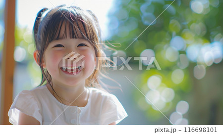 緑の中で笑う女の子　キッズ　子供　Generative AI 116698101