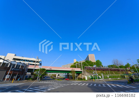 【大阪府】4月・北千里駅前の街風景 【大阪府】4月・北千里駅前の街風景 116698102