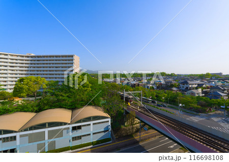 【大阪府】4月・北千里駅前の街風景 116698108