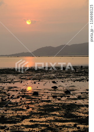 夕陽輝く名蔵湾 116698125