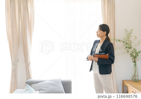 不動産の案内をする女性 不動産の案内をする女性 116698576
