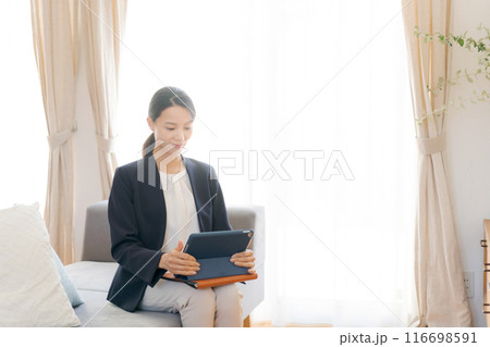 スーツを着てタブレットを見る女性 116698591
