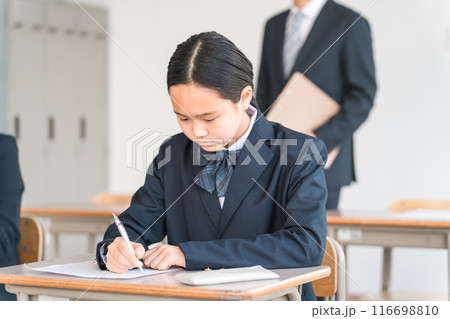 学校の教室・塾で勉強する中学生・高校生・小学生(真剣) 学校の教室・塾で勉強する中学生・高校生・小学生(真剣) 116698810