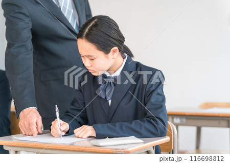 学校の教室・塾で勉強する中学生・高校生・小学生(真剣) 学校の教室・塾で勉強する中学生・高校生・小学生(真剣) 116698812