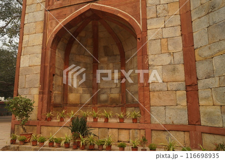 インド デリー フマーユーン廟の西門と鉢物 116698935