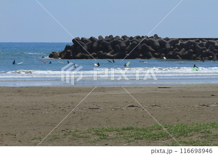 サーフィンのメッカ宮崎お倉ヶ浜で波を待つサーファーたち 116698946