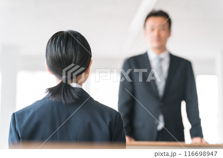 教室で授業を受ける制服を着た高校生・中学生の後ろ姿と先生（補習） 116698947