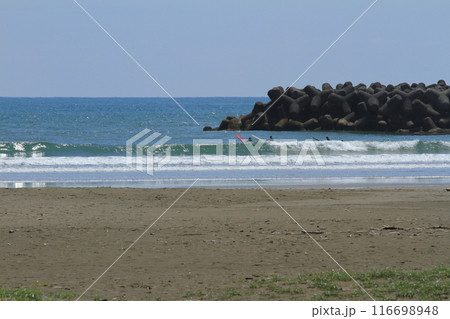 サーフィンのメッカ宮崎お倉ヶ浜の美しい白波 116698948