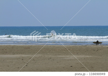 宮崎お倉ヶ浜の砕ける波の上で鮮やかにターンを決めたサーファー 116698949
