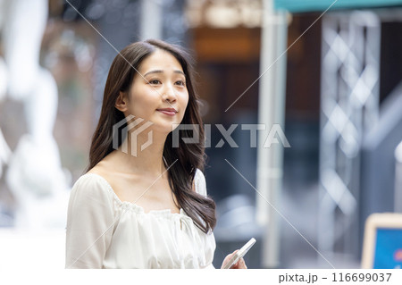 商店街を歩く若い女性 商店街を歩く若い女性 116699037