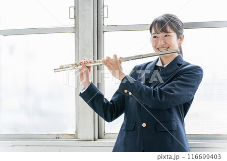 教室でフルートを吹く吹奏楽部のアジア人女子高生 116699403