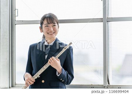 学校の部活動でフルートを練習するアジア人の女子高生 116699404