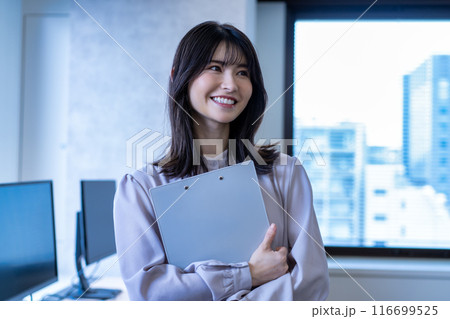 オフィスで働くミドルの女性 116699525