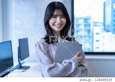 オフィスで働くミドルの女性 116699539