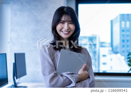 オフィスで働くミドルの女性 116699541