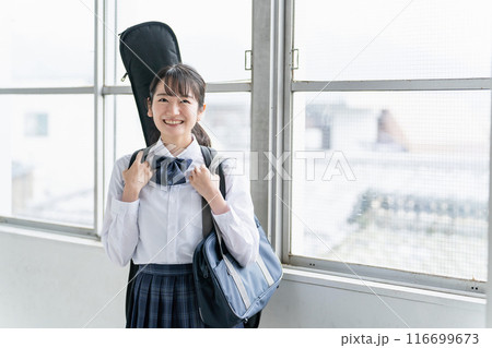 学校の教室で楽器・ギターを持った軽音部・吹奏楽部の高校生・中学生・女子高生(制服・バンド) 学校の教室で楽器・ギターを持った軽音部・吹奏楽部の高校生・中学生・女子高生(制服・バンド) 116699673