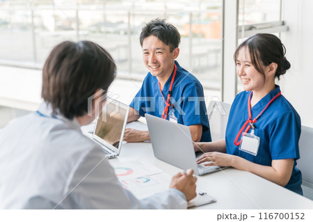 医局でカンファレンス・打ち合わせ・ミーティングする男女の看護師・技師・作業療法士・理学療法士・医師 医局でカンファレンス・打ち合わせ・ミーティングする男女の看護師・技師・作業療法士・理学療法士・医師 116700152