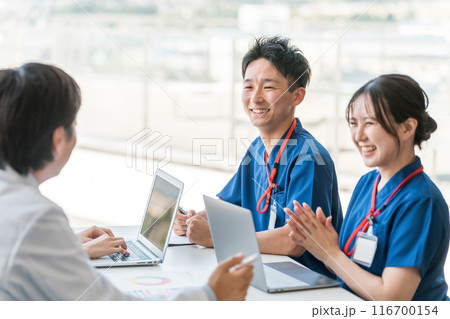 医局でカンファレンス・打ち合わせ・ミーティングする男女の看護師・技師・作業療法士・理学療法士・医師 医局でカンファレンス・打ち合わせ・ミーティングする男女の看護師・技師・作業療法士・理学療法士・医師 116700154