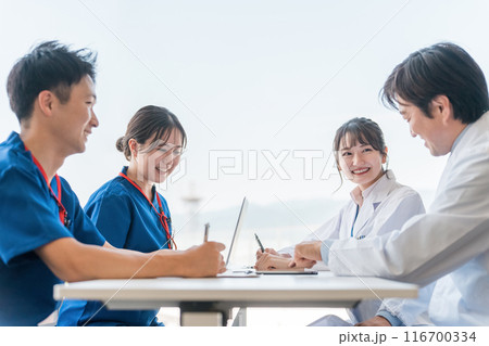 医局でカンファレンス・打ち合わせ・ミーティングする男女の医師・医者・看護師・医療従事者・技師 医局でカンファレンス・打ち合わせ・ミーティングする男女の医師・医者・看護師・医療従事者・技師 116700334