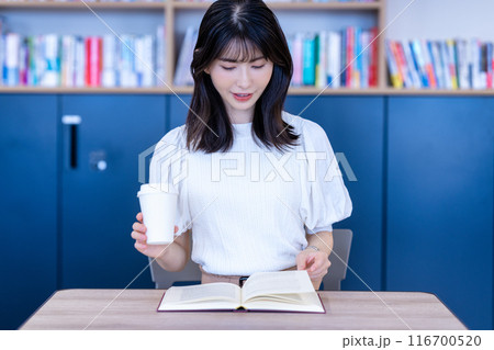 カフェで本を読むミドルの女性 カフェで本を読むミドルの女性 116700520